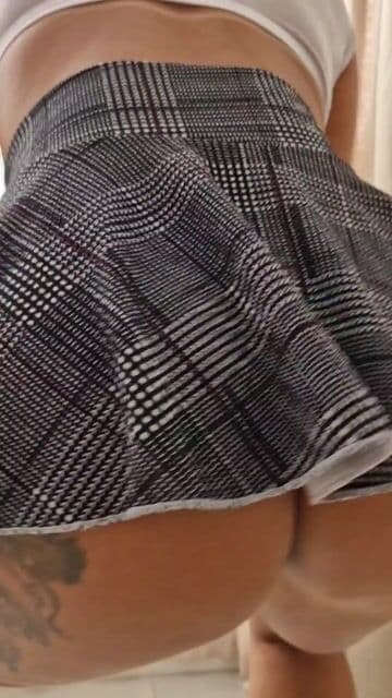 Colegial, sem calcinha, dançando funk com toy na bucetinha